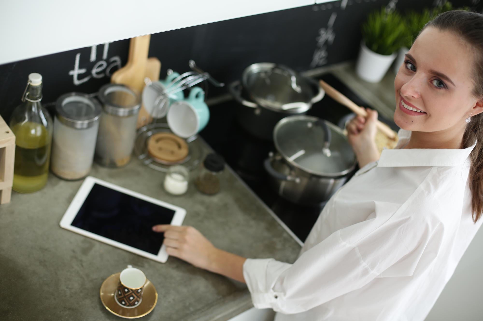 moderne Küche mit digitalem Rezeptdisplay